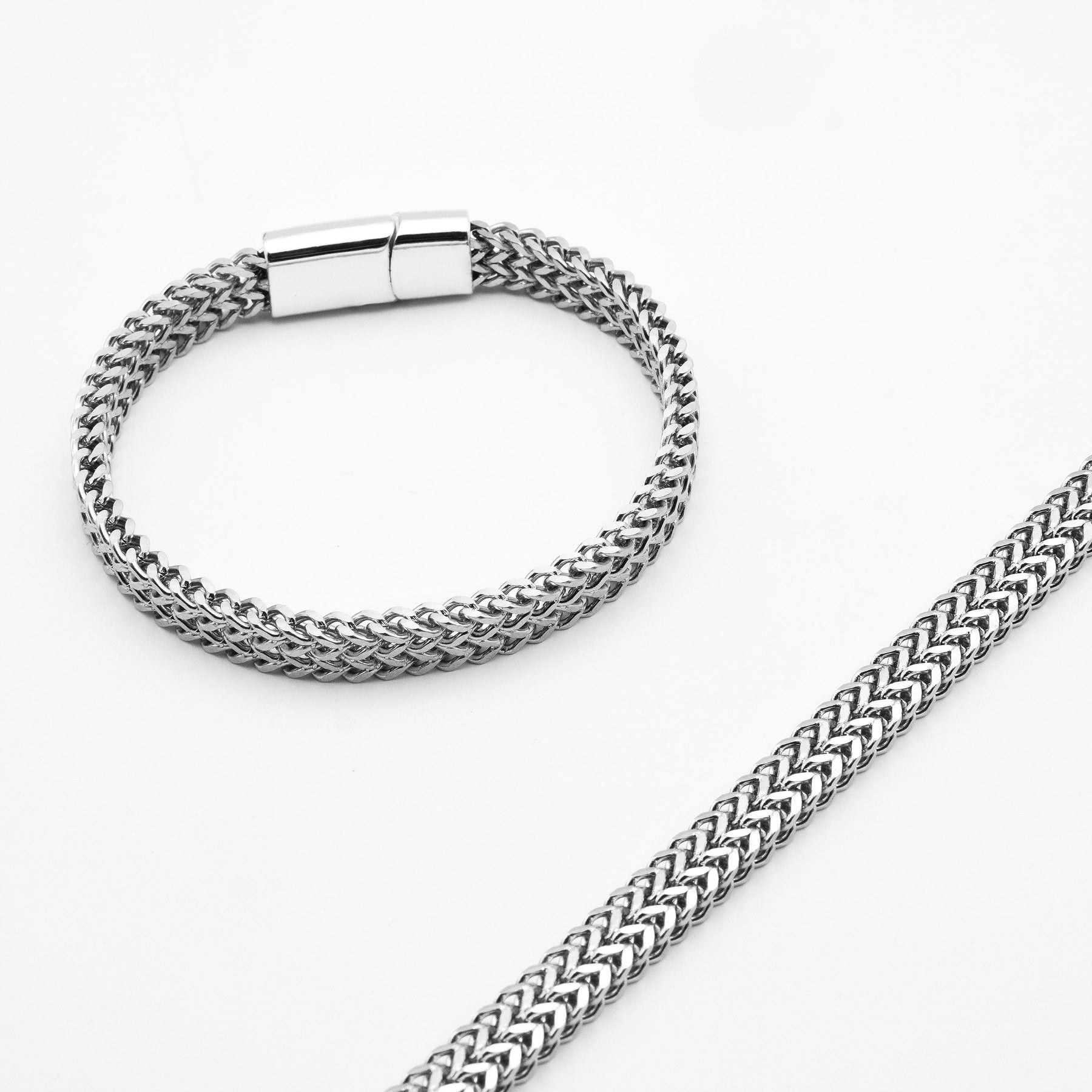 Elegant Silver Chain Bracelet With Modern Design for Timeless Style"